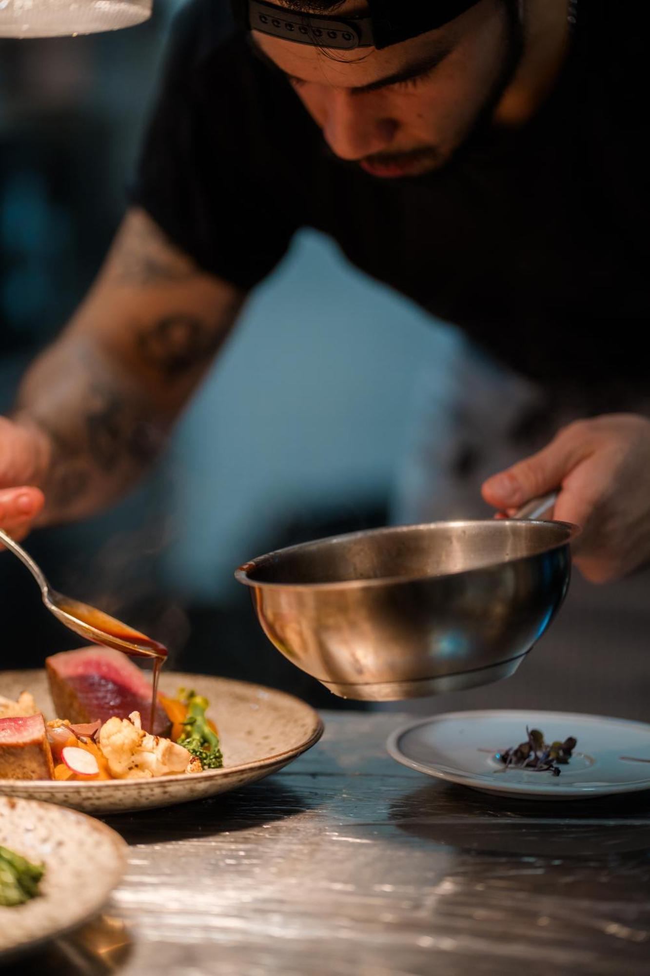 Sensi Azores Nature And Spa Ginetes المظهر الخارجي الصورة A chef preparing a sauce