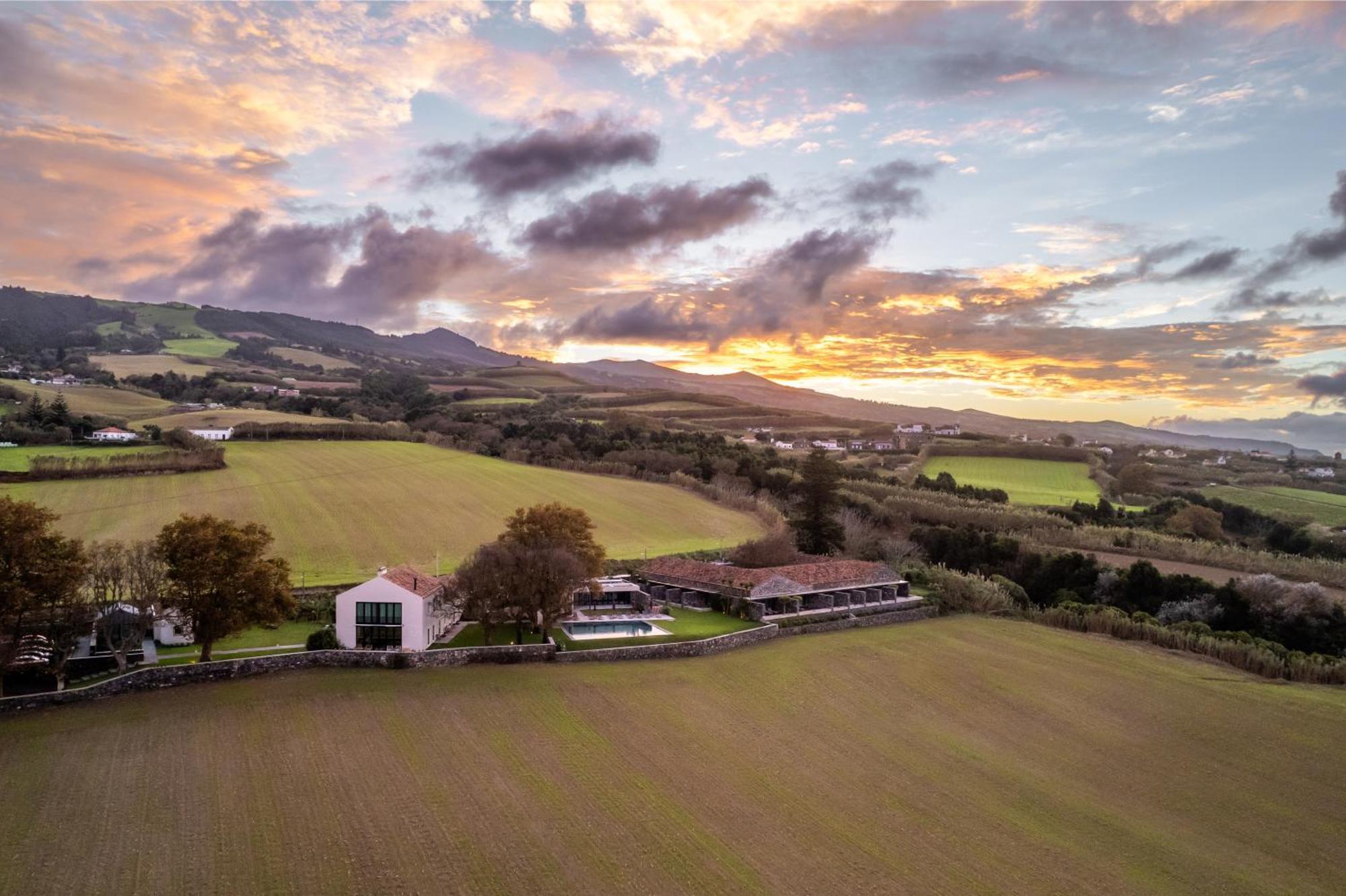 Sensi Azores Nature And Spa Ginetes المظهر الخارجي الصورة The Old School House, Llanfairpwll, North Wales