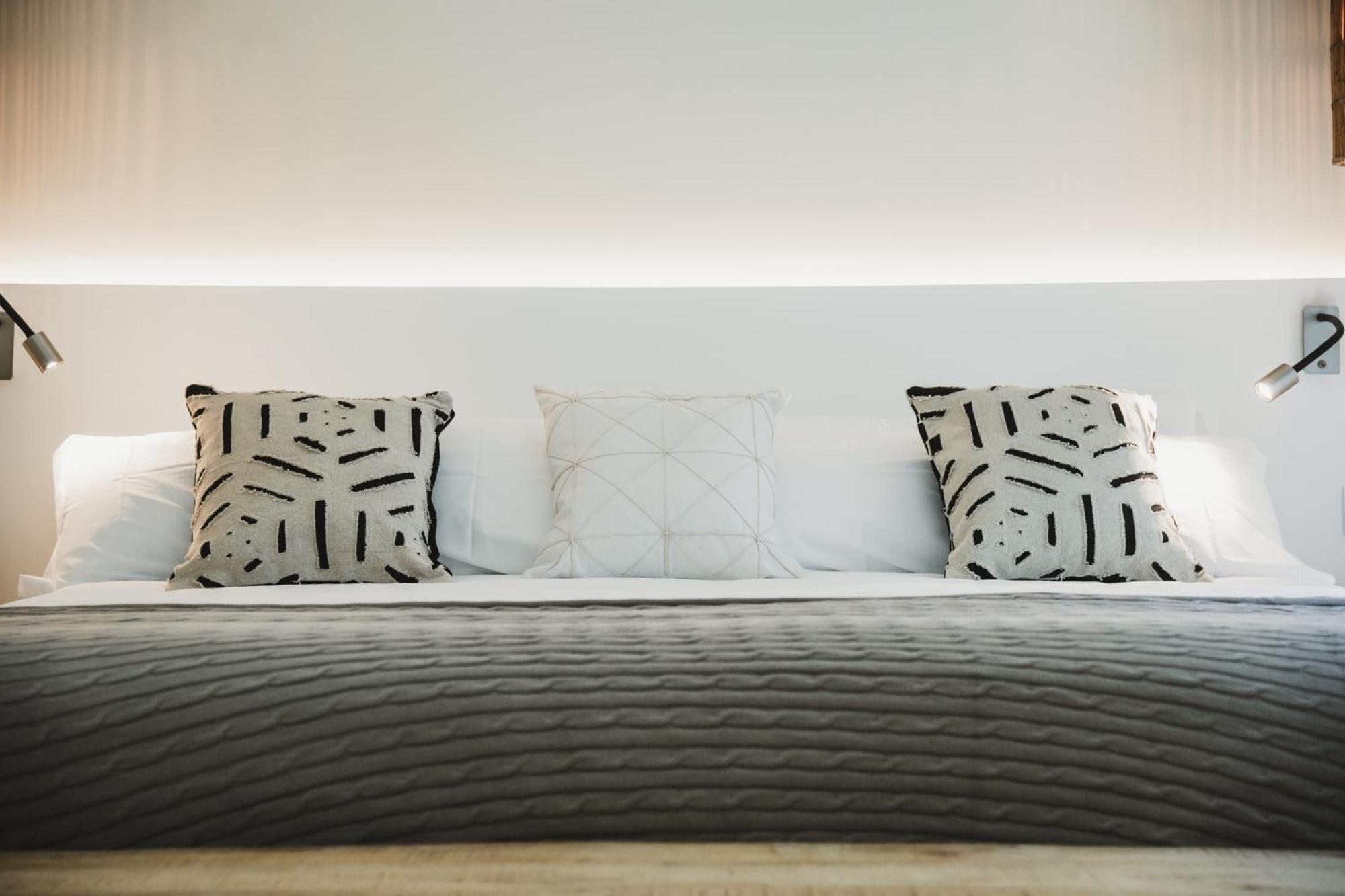 Sensi Azores Nature And Spa Ginetes الغرفة الصورة A bed with cushions