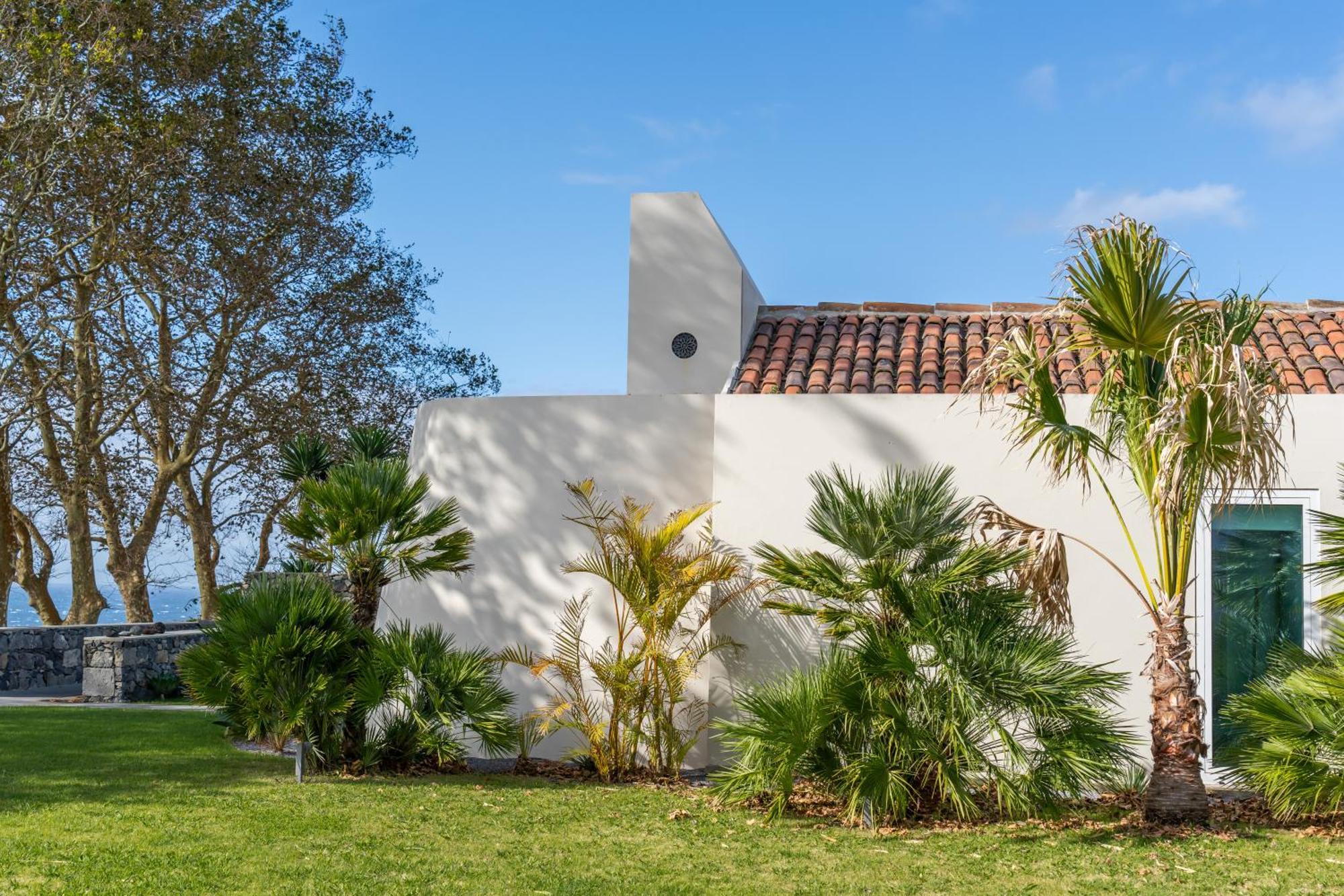 Sensi Azores Nature And Spa Ginetes الغرفة الصورة The house of the artist in 2019